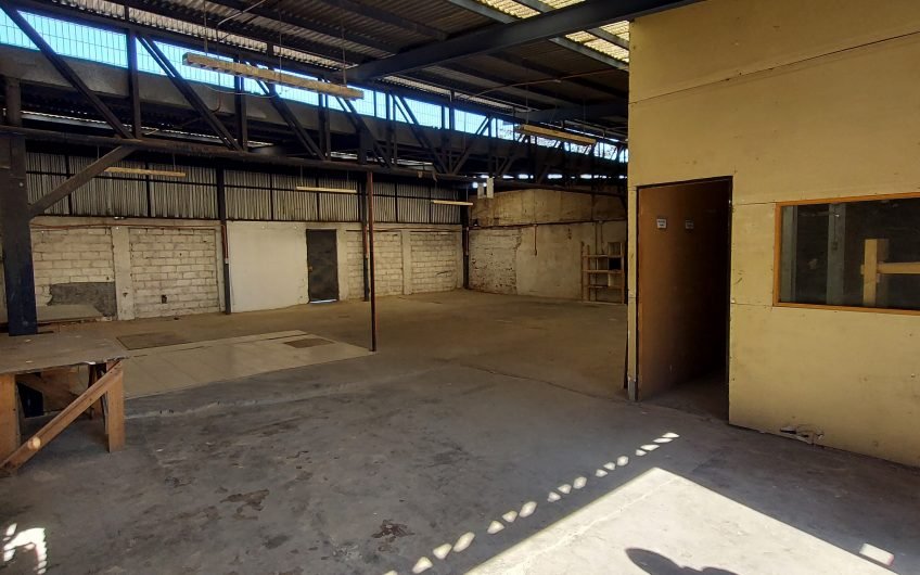 BODEGA CON OFICINAS ARRIENDO URETA COX LA CISTERNA 1500 M2