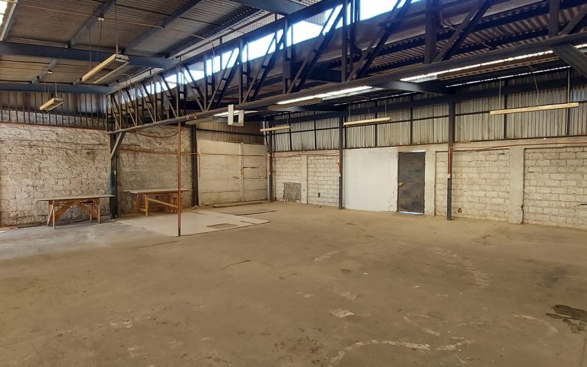 BODEGA CON OFICINAS ARRIENDO URETA COX LA CISTERNA 1500 M2