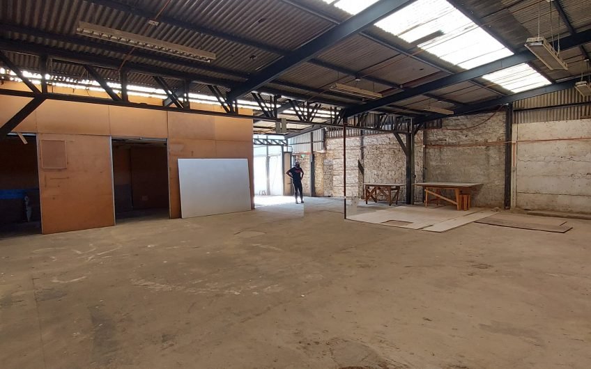 BODEGA CON OFICINAS ARRIENDO URETA COX LA CISTERNA 1500 M2