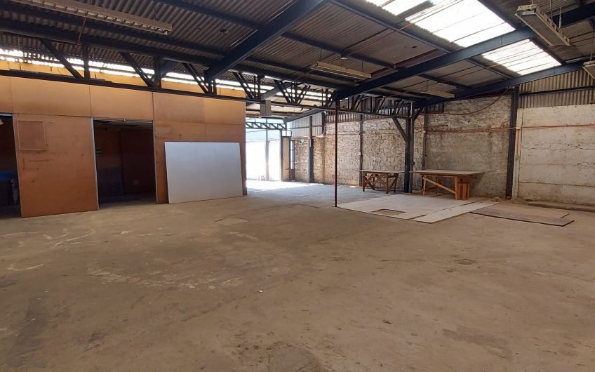 BODEGA CON OFICINAS ARRIENDO URETA COX LA CISTERNA 1500 M2