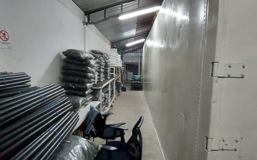 GALPON INDUSTRIAL EN QUINTA NORMAL CALLE NEPTUNO 305 M2