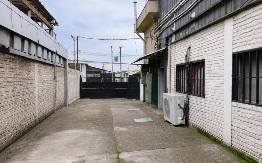 PROPIEDAD INDUSTRIAL EN PARQUE LA REINA